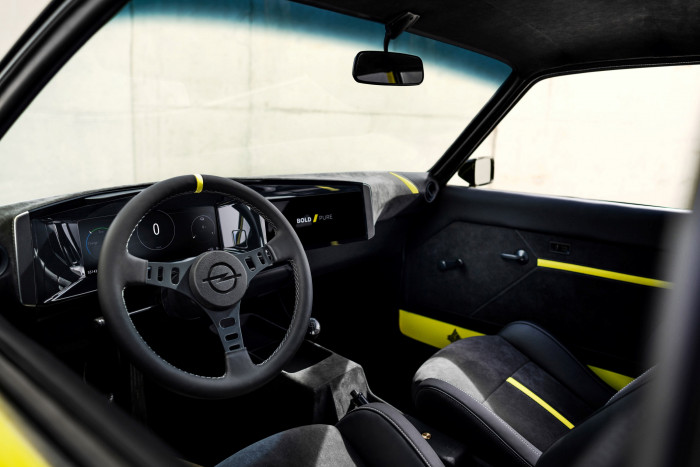 Die zwei Displays entsprechen dem Opel Pure Panel aus dem neuen Mokka. 