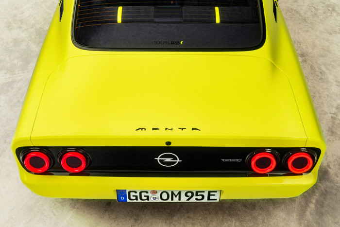 Der Schriftzug Manta ist in der neuen Opel-Schrift ausgeführt. 