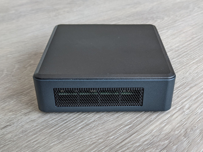 Das NUC 11 Pro hat eine fast quadratische Grundfläche. (Bild: Mike Wobker)