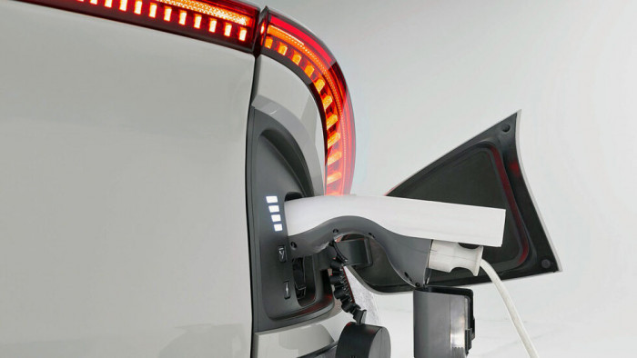 Das Elektroauto lässt sich nicht nur mit 800 Volt Gleichstrom, sondern auch mit 230 Volt Wechselstrom aufladen.  (Foto: Kia)