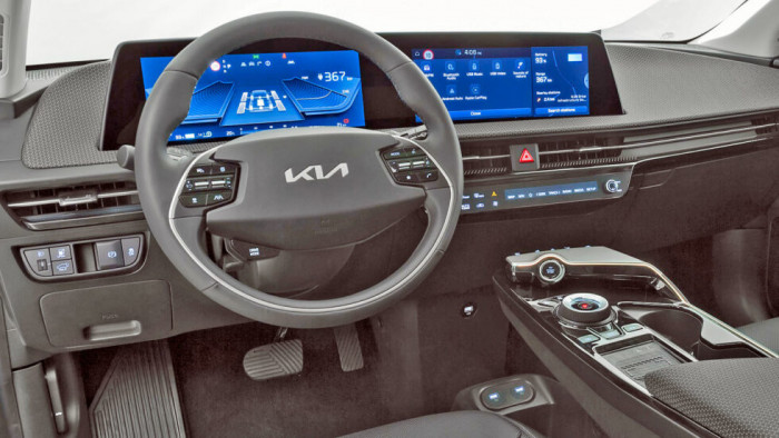 Zwei 12-Zoll-Bildschirme liefern dem Fahrer die Informationen. (Foto: Kia)