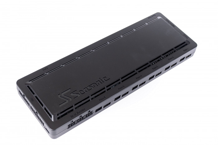 Connect-Box für Stromkabel, Lüfter und ARGB-Licht (Bild: Martin Wolf/Golem.de)