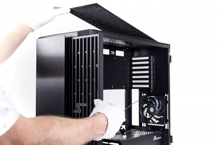 Staubfilter vorne, oben und unten (Bild: Martin Wolf/Golem.de)