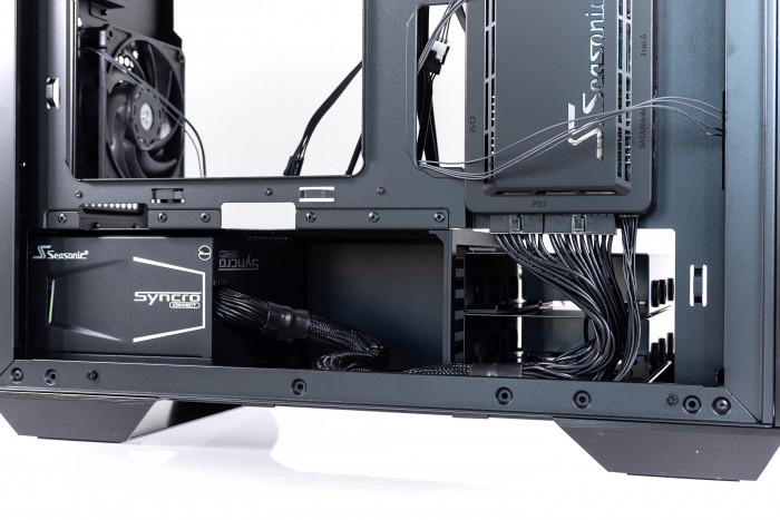 ... wird mit dem Netzteil verbunden ... (Bild: Martin Wolf/Golem.de)