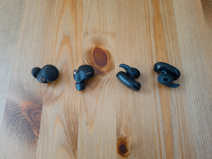 Links Sonys WF-1000XM4, rechts Boses Quiet Comfort Earbuds (Bild: Ingo Pakalski/Golem.de)