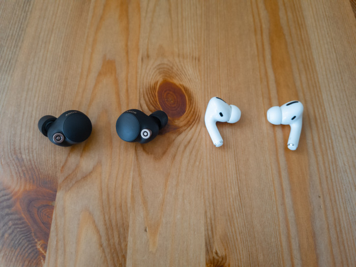 Links Sonys WF-1000XM4, rechts Apples Airpods Pro (Bild: Ingo Pakalski/Golem.de)