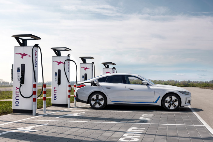 Sowohl der eDrive40 als auch der M50 haben einen Akku mit knapp 81 kWh Nettokapazität und 200 kW Ladeleistung. (Foto: BMW)