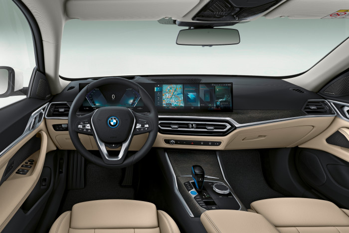 Der i4 verfügt als erstes BMW-Modell über die neue Version des Entertainment-Systems iDrive. (Foto: BMW)