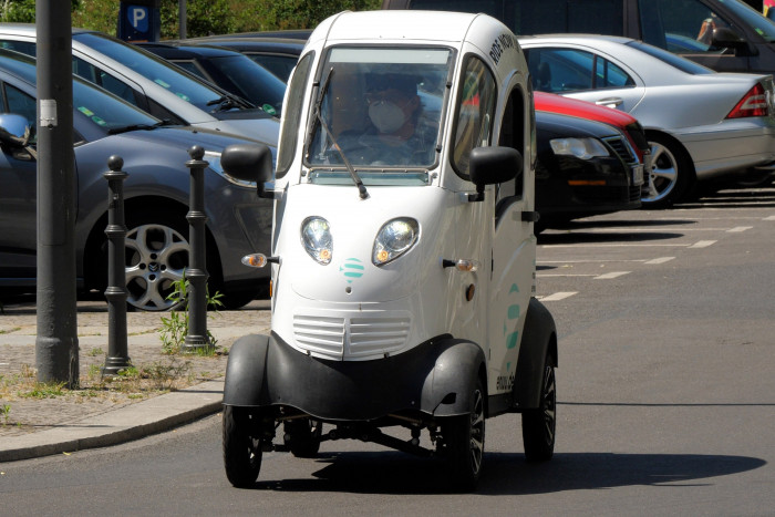 Das Schweizer Startup Enuu bietet seit Mai 2021 seine Carsharing-Fahrzeuge in Berlin an. (Foto: Martin Wolf/Golem.de)