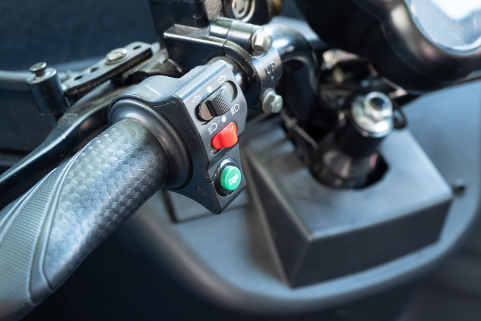 Links am Lenker sind die Schalter für Blinker und Licht sowie die Hupe. (Foto: Martin Wolf/Golem.de)