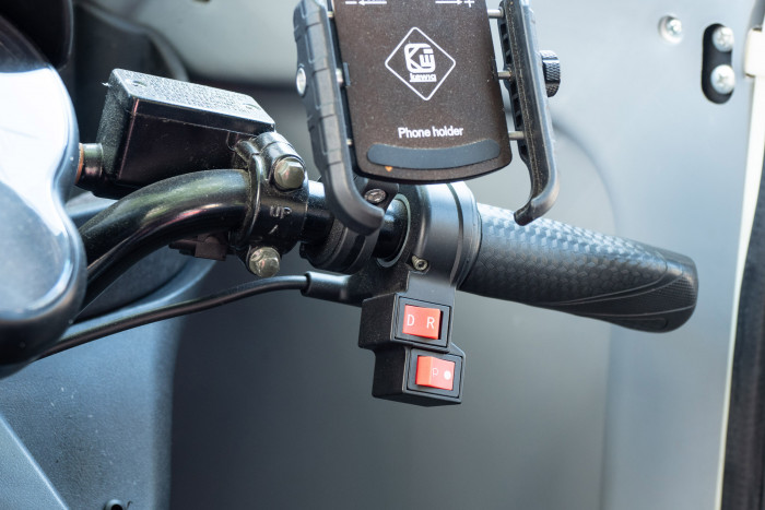 Rechts befinden sich die Schalter für die Fahrtrichtung und den Scheibenwischer. (Foto: Martin Wolf/Golem.de)