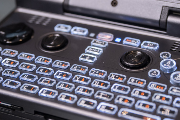 Die Tastatur ist beleuchtet und hat ein paar Sondertasten. (Bild: Martin Wolf/Golem.de)