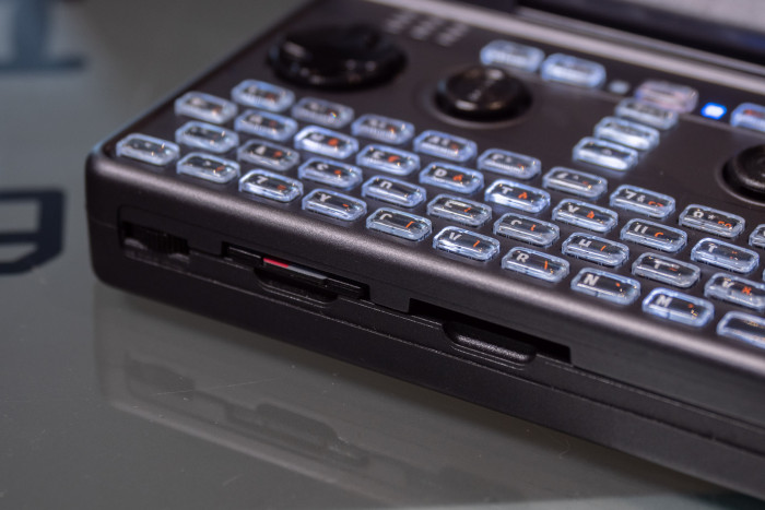 Vorn passen zwei SD-Karten in die Pyra. (Bild: Martin Wolf/Golem.de)