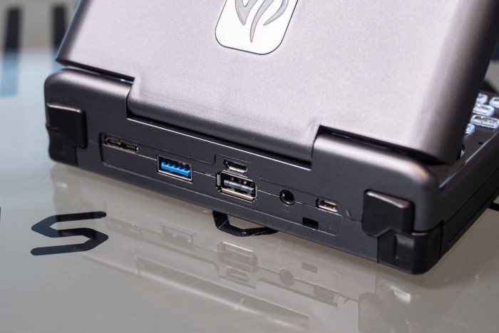 Die rückseitigen Anschlüsse sind vielfältiger als bei manchem Laptop. (Bild: Martin Wolf/Golem.de)