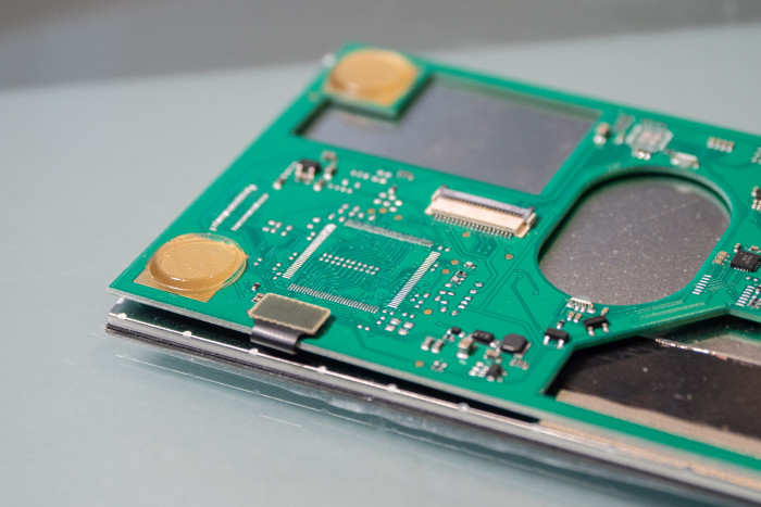 Links sollte ein Chip zur Bildschirmrotation verbaut werden, der nun nicht mehr nötig ist. (Bild: Martin Wolf/Golem.de)