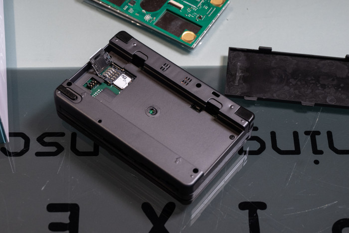 Unter dem wechselbaren Akku kann eine Sim-Karte eingesetzt werden. (Bild: Martin Wolf/Golem.de)