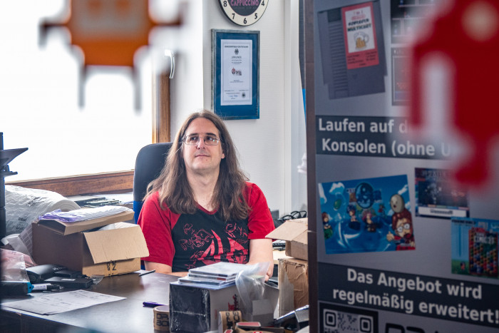 Michael Mrozek verschickt die Konsole und viele weitere Retroartikel aus seinem Büro in Ingolstadt. (Bild: Martin Wolf/Golem.de)
