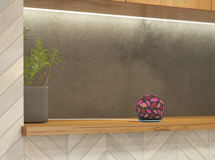 Echo Dot in einem Design von Diane von Fürstenberg (Bild: Amazon)