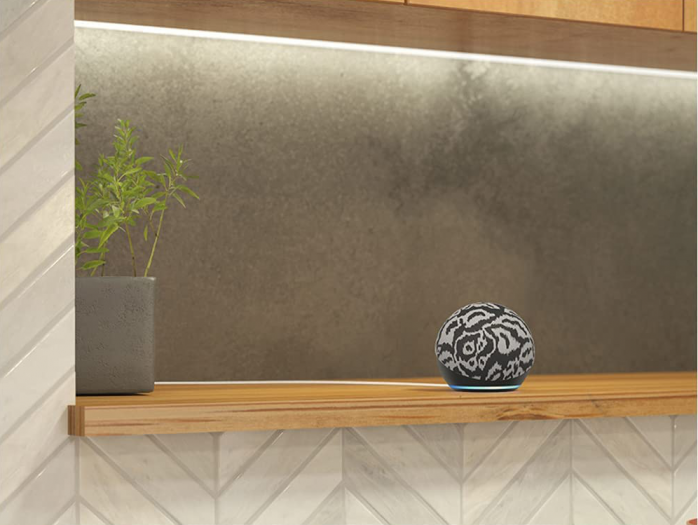 Echo Dot in einem Design von Diane von Fürstenberg (Bild: Amazon)