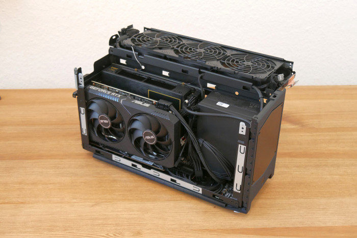 Die Lüfter lassen sich nach oben wegklappen. (Bild: Golem.de)