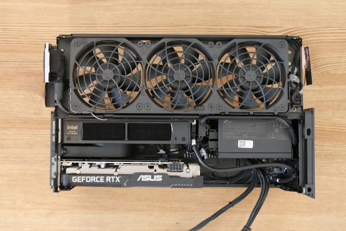 Links das Compute-Modul und die Grafikkarte, rechts das Netzteil (Bild: Golem.de)