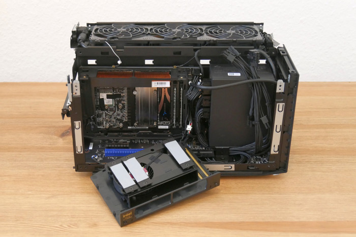 Der Deckel des Compute-Moduls wird nur von zwei Schrauben gehalten. (Bild: Golem.de)