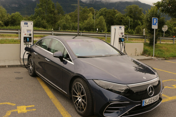 Mit einer Reichweite von bis zu 780 km nach WLTP macht der EQS dem Tesla Model S Konkurrenz.  (Foto: Friedhelm Greis/Golem.de)