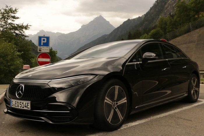 Der EQS zeichnet sich durch eine besonders aerodynamische Karosserie aus.  (Foto: Friedhelm Greis/Golem.de)