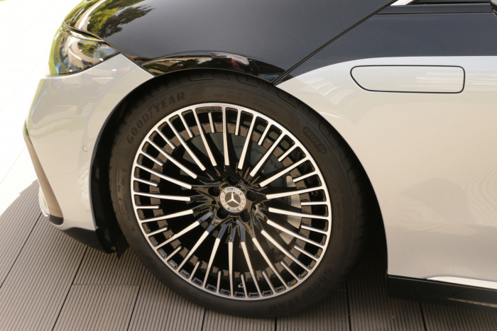 Die großen Reifen und besondere Felgen sollen ebenfalls den Luftwiderstand reduzieren.  (Foto: Friedhelm Greis/Golem.de)