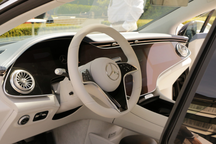 Gegen Aufpreis ist der 141 cm breite Hyperscreen erhältlich.  (Foto: Friedhelm Greis/Golem.de)