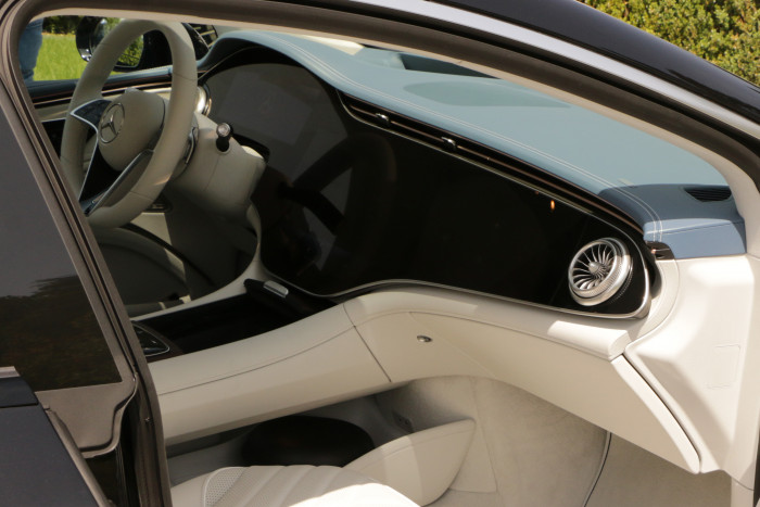 Das Deckglass zieht sich über die komplette Breite des Innenraums.  (Foto: Friedhelm Greis/Golem.de)