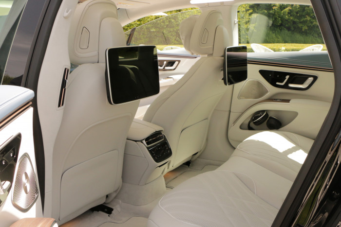 Auch für die Fahrgäste auf dem Rücksitz gibt es auf Wunsch eigene Monitore.  (Foto: Friedhelm Greis/Golem.de)