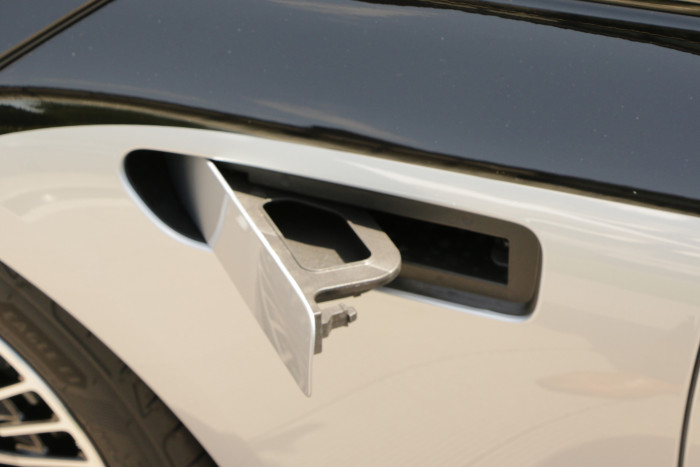 Da sich die Motorhaube nicht ohne Weiteres öffnen lässt, gibt es eine besondere Einfüllöffnung für die Scheibenwaschanlage.  (Foto: Friedhelm Greis/Golem.de)