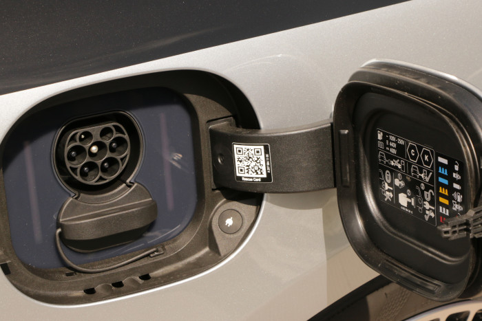 Mit rund 200 Kilowatt lässt sich der EQS per Gleichstrom aufladen.  (Foto: Friedhelm Greis/Golem.de)