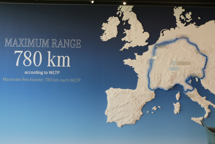 Die Grafik zeigt, wie weit man mit einer einzigen Ladung nach WLTP von Zürich aus kommen könnte.  (Foto: Friedhelm Greis/Golem.de)