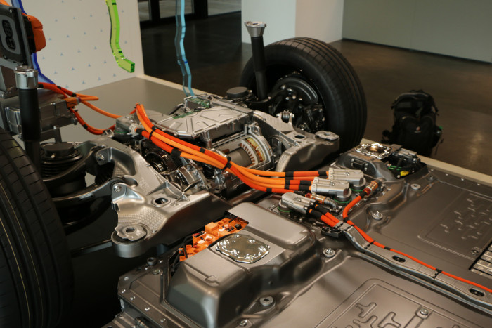 Serienmäßig gibt es eine Luftfederung mit kontinuierlicher Verstelldämpfung.  (Foto: Friedhelm Greis/Golem.de)