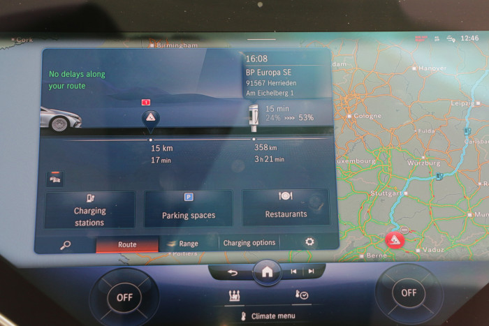 Die Routenplanung zeigt auch die erforderlichen Ladestopps an.  (Foto: Friedhelm Greis/Golem.de)