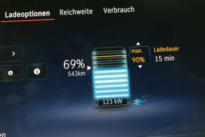 Bei einem Ladezustand von 69 Prozent lud der EQS immerhin noch mit 123 Kilowatt.  (Foto: Friedhelm Greis/Golem.de) 