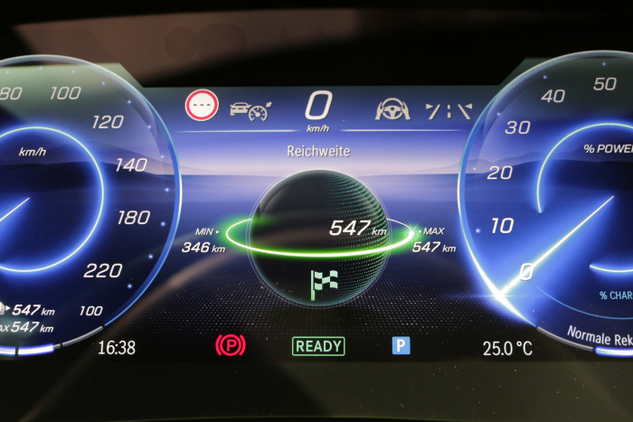 Je nach Fahrstil gibt der EQS eine Mindest- und eine Maximalreichweite an.  (Foto: Friedhelm Greis/Golem.de)
