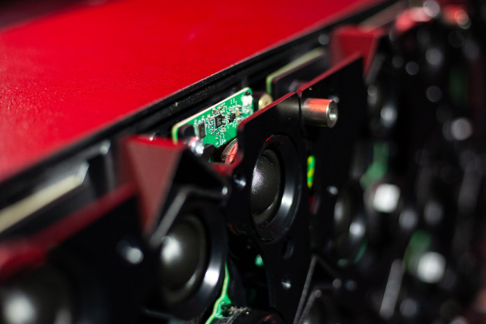 Unter der Abdeckung sind die IOT-Komponenten sichtbar. (Bild: Martin Wolf/Golem.de)