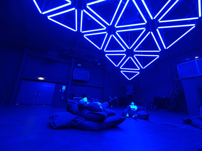 In der Halle "Grid" der Ausstellung Dark Matter in Berlin ist die optimale Hörposition auf wenige Zentimeter über dem Boden eingestellt. (Bild: Martin Wolf/Golem.de)