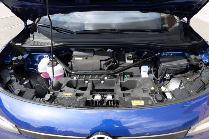 Blick unter die Haube: Das Fahrzeug hat einen 150 kW starken Antrieb. (Bild: Werner Pluta/Golem.de)