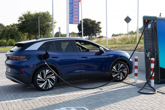 Der Akkus des Testwagens hatte eine Kapazität von 77 kWh. Geladen wird mit maximal 125 kW. (Bild: Werner Pluta/Golem.de)
