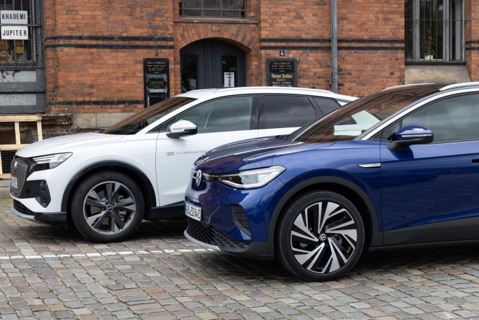 Familientreffen: der ID.4 und der Audi E-Tron Q4, der auch auf dem MEB basiert (Bild: Werner Pluta/Golem.de)
