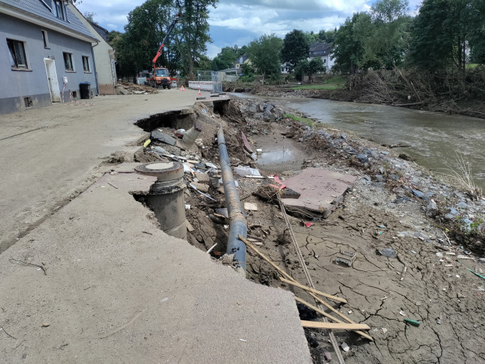 Die Fluten haben große Bereiche der Uferböschung zusammen mit der Infrastruktur wie Gasleitungen weggerissen. (Foto: Friedhelm Greis/Golem.de)