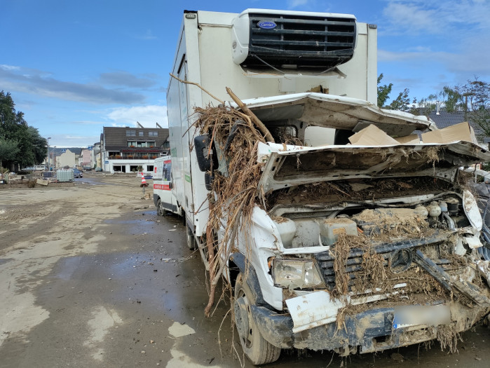 Tausende Fahrzeuge sind von den Fluten weggerissen und völlig zerstört worden. (Foto: Friedhelm Greis/Golem.de)