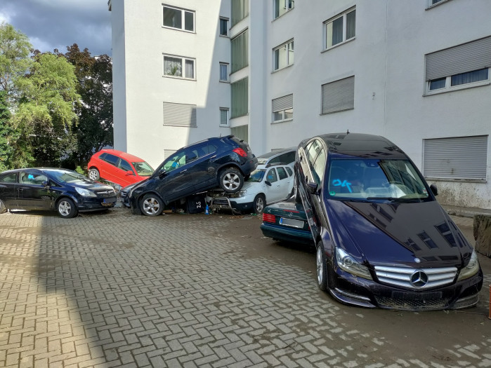 Viele beschädigte Fahrzeuge wurden noch nicht abgeschleppt. (Foto: Friedhelm Greis/Golem.de)