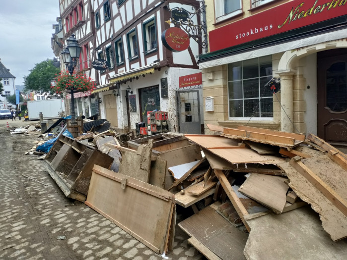 Auch drei Wochen nach der Flut türmen sich noch die Müllberge in den Straßen von Ahrweiler. (Foto: Friedhelm Greis/Golem.de)