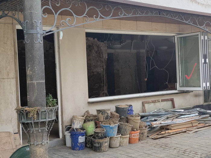 Ein Haken an den Gebäuden zeigt an, dass keine Einsturzgefahr droht. (Foto: Friedhelm Greis/Golem.de)