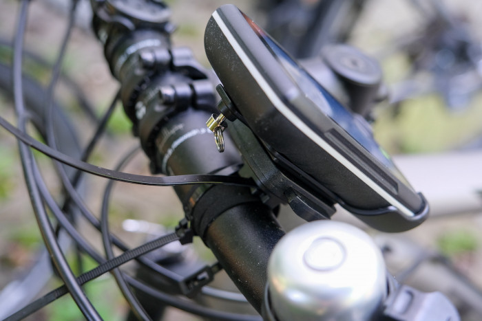 Am Lenker wackelt das Tahuna wegen der billigen Halterung leider stark. (Bild: P. Steinlechner/Golem.de)